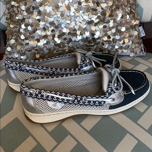 Size 8 Sperry Top-Sider loafer.